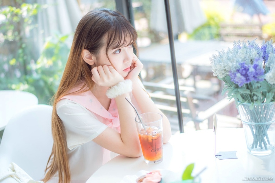 “诡计？”吕蒙翻了翻白眼，指了指周围道：“能有什么诡计？还是他们的人都在水底下埋伏着？这艘船吃水不深，里面就算有人，都不会超过十个，快去把船拖过来。”